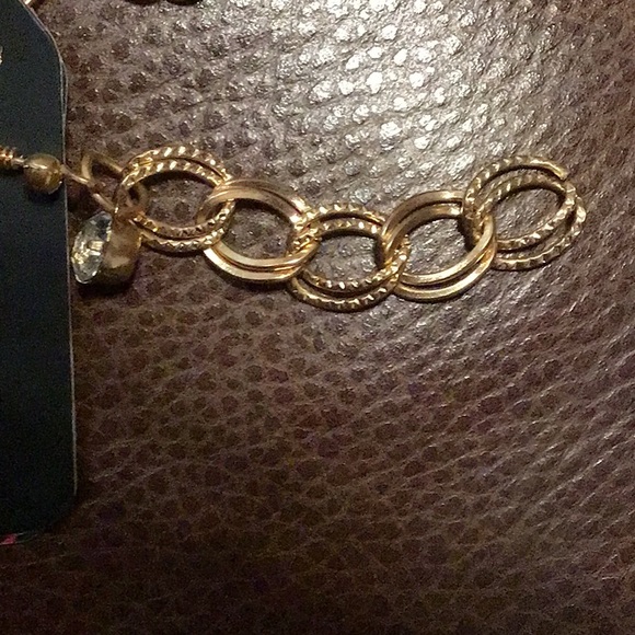 NWT, BIB NECKLACE AND EARRINGS SET. CRYSTALS ON BIB AND EARRINGS.LIGHTWEIGHT - Picture 5 of 8